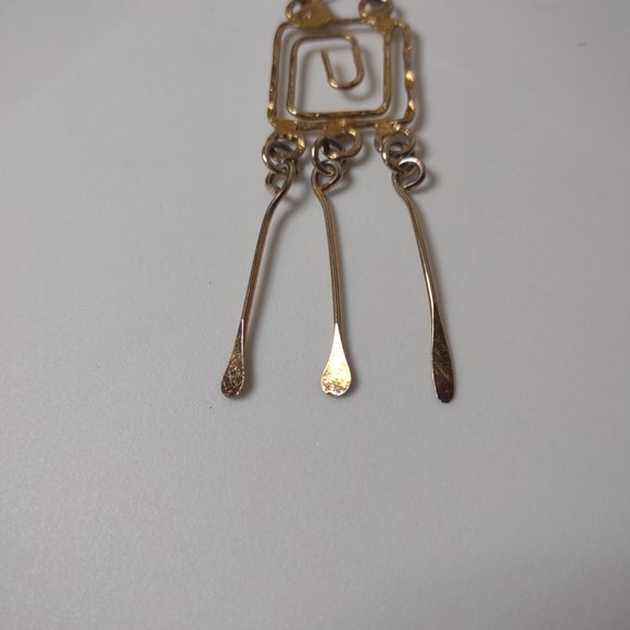 20 Inch Gold Tone Metal Spiral Design Necklace - Picture 3 of 8